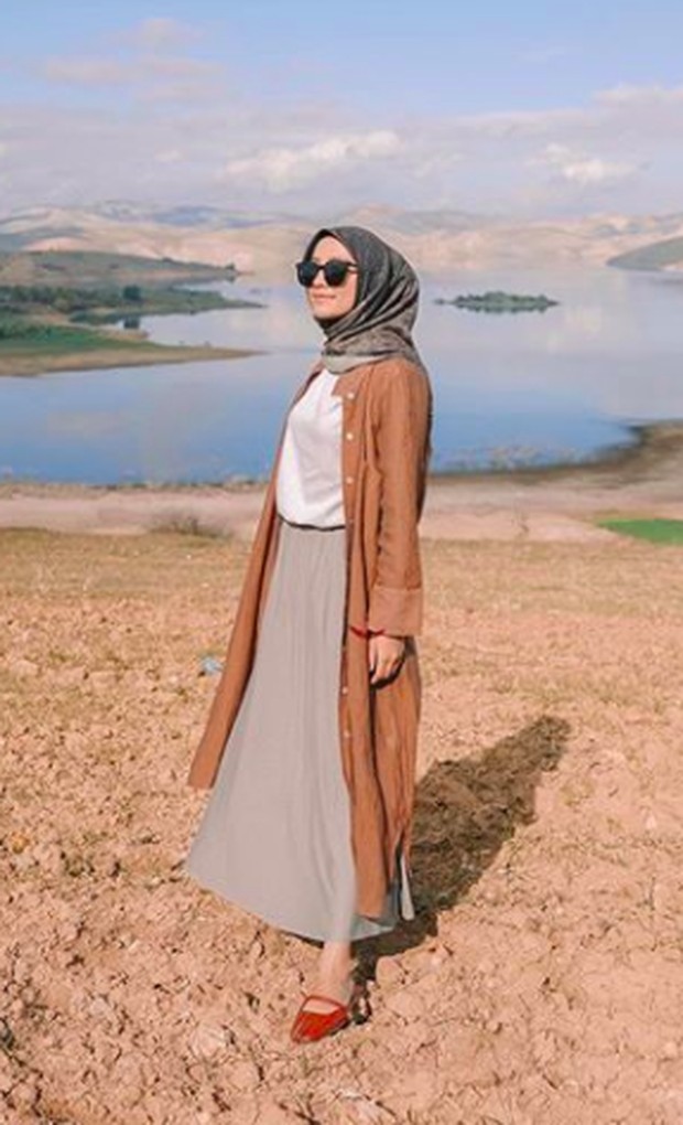 Padu padan warna earthy tone juga cantik untuk dipakai pada tampilan feminine dengan rok.