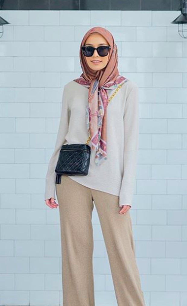 Tampil santai juga bisa terlihat modis dengan pilihan warna pakaian yang lembut dan senada.