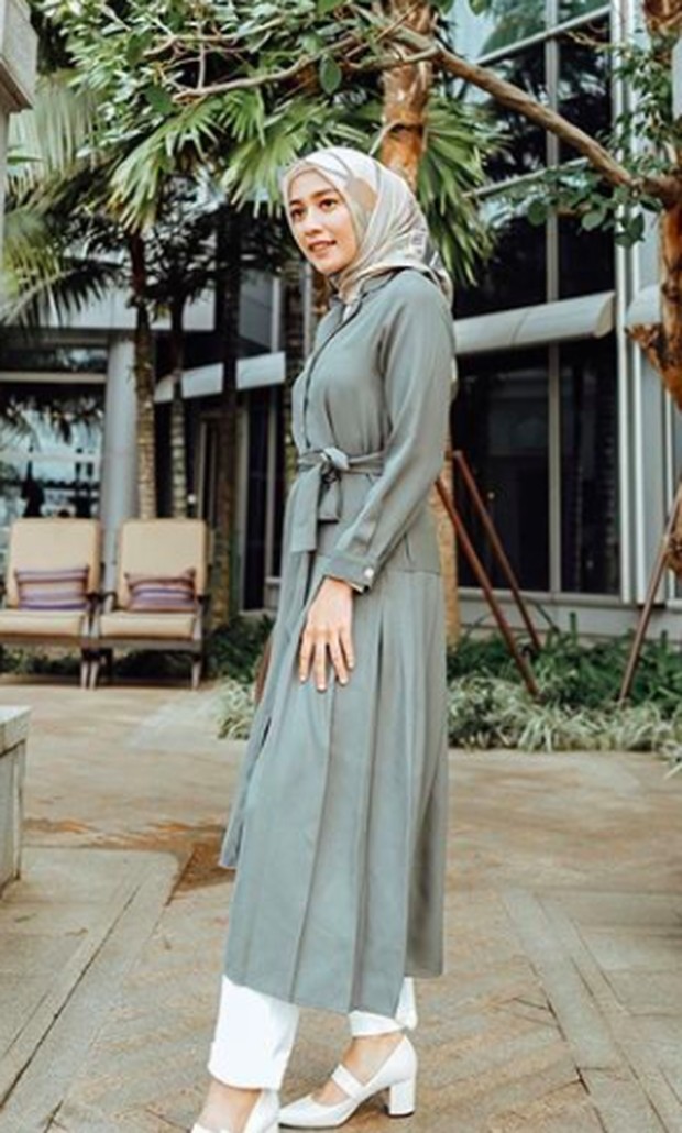 Tampilan simpel dan minimalis ala Mega Iskanti sangat pas untuk digunakan pada berbagai aktivitas.