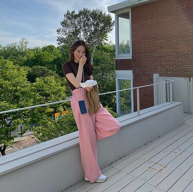 Nyaman dan edgy dengan sentuhan vintage style.