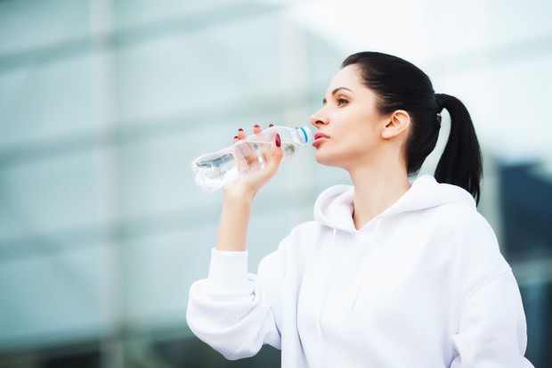 salah satu manfaat air garam bagi kesehatan adalah mengatasi heat cramp