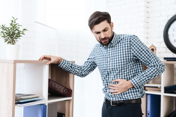 Hernia juga bisa menyebabkan gejala sakit perut sebelah kiri.