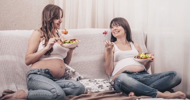 Ilustrasi ibu hamil sedang memakan makanan sehat