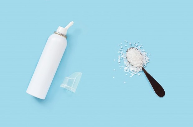 salah satu manfaat air garam bagi kesehatan yaitu untuk mengatasi hidung tersumbat