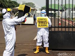 Gedung DPR Disemprot Vaksin Oligarki untuk Tolak Omnibus Law