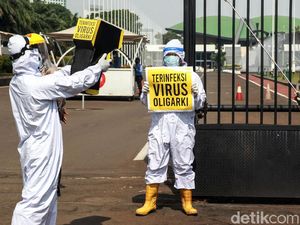 Gedung DPR Disemprot Vaksin Oligarki untuk Tolak Omnibus Law