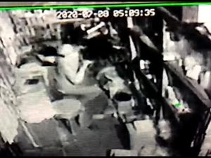 Terekam CCTV! Aksi Pencurian di Rembang, Pelaku Bawa Linggis