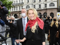 Amber Heard Pakai Gaun Hitam dan Syal Merah ke Pengadilan, Ini Maknanya