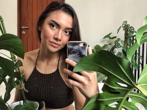 Foto: Pesona Angela Gilsha yang PD Pamer Wajah Berjerawat dan Gigi Kuning Foto: Pesona Angela Gilsha yang PD Pamer Wajah Berjerawat dan Gigi Kuning