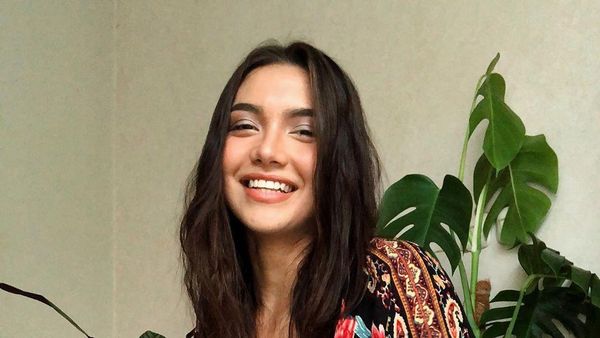 8 Foto Angela Gilsha Pamer Jerawat Hingga Perut Berlipat yang Banjir Pujian