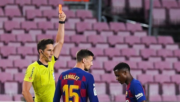 BARCELONA, SPAIN - JULY 08: Ansu Fati FC Barcelona is shown a red car by the referee during the Liga match between FC Barcelona and RCD Espanyol at Camp Nou on July 08, 2020 in Barcelona, Spain. Football Stadiums around Europe remain empty due to the Coronavirus Pandemic as Government social distancing laws prohibit fans inside venues resulting in all fixtures being played behind closed doors. (Photo by Alex Caparros/Getty Images)