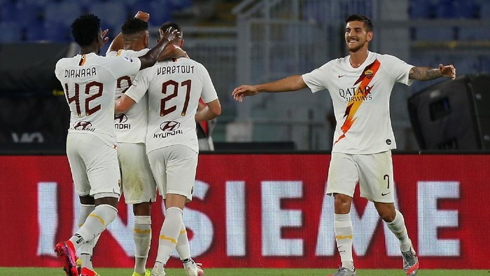 ROME, ITALY - JULY 08:  Jordan Veretout with his teammates of AS Roma celebrates after scoring the teams second goal during the Serie A match between AS Roma and Parma Calcio at Stadio Olimpico on July 8, 2020 in Rome, Italy.  (Photo by Paolo Bruno/Getty Images)