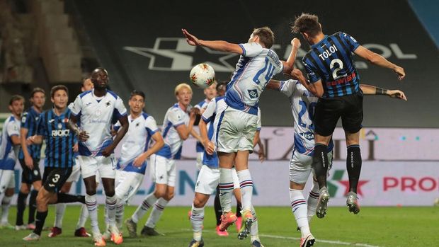 BERGAMO, ITALY - JULY 08:  Rafael Toloi of Atalanta BC scores the opening goal during the Serie A match between Atalanta BC and UC Sampdoria at Gewiss Stadium on July 8, 2020 in Bergamo, Italy.  (Photo by Emilio Andreoli/Getty Images)