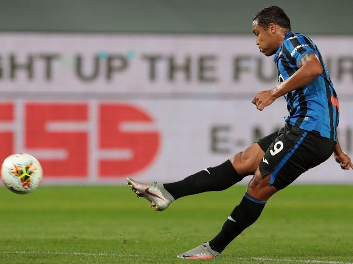 BERGAMO, ITALY - JULY 08:  Luis Muriel of Atalanta BC scores his goal during the Serie A match between Atalanta BC and UC Sampdoria at Gewiss Stadium on July 8, 2020 in Bergamo, Italy.  (Photo by Emilio Andreoli/Getty Images)