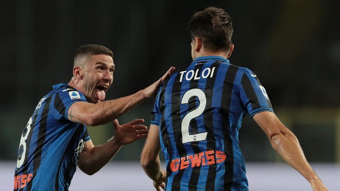 BERGAMO, ITALY - JULY 08:  Rafael Toloi of Atalanta BC celebrates with his team-mate Robin Gosens (L) after scoring the opening goal during the Serie A match between Atalanta BC and UC Sampdoria at Gewiss Stadium on July 8, 2020 in Bergamo, Italy.  (Photo by Emilio Andreoli/Getty Images)