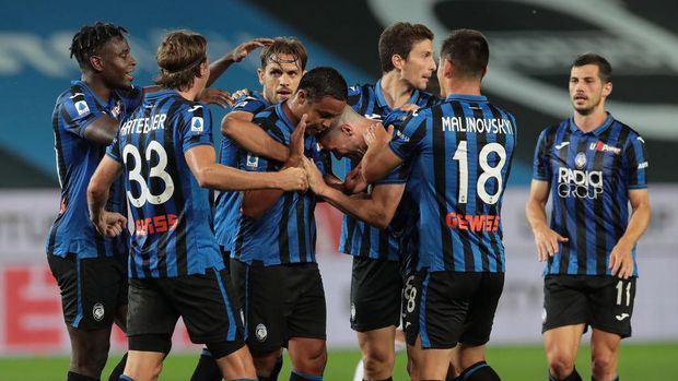 BERGAMO, ITALY - JULY 08:  Luis Muriel of Atalanta BC celebrates his goal with his team-mates during the Serie A match between Atalanta BC and UC Sampdoria at Gewiss Stadium on July 8, 2020 in Bergamo, Italy.  (Photo by Emilio Andreoli/Getty Images)