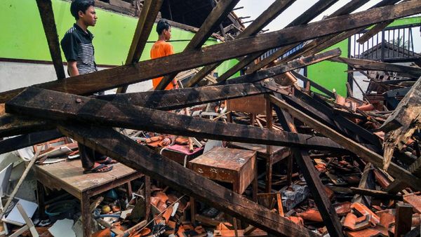 Duh, Atap Sekolah di Bekasi Ini Ambruk