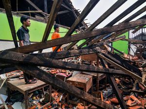 Duh, Atap Sekolah di Bekasi Ini Ambruk