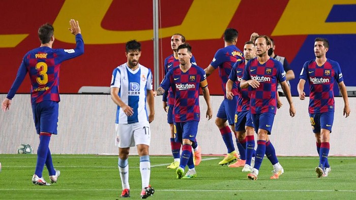 BARCELONA, SPAIN - JULY 08: FC Barcelona players celebrate after Luis Suarez of FC Barcelona scored his teams first goal during the Liga match between FC Barcelona and RCD Espanyol at Camp Nou on July 08, 2020 in Barcelona, Spain. Football Stadiums around Europe remain empty due to the Coronavirus Pandemic as Government social distancing laws prohibit fans inside venues resulting in all fixtures being played behind closed doors. (Photo by Alex Caparros/Getty Images)