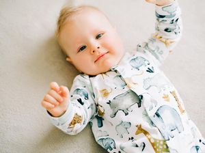 5 Mitos Air Kelapa Untuk Ibu Hamil, Benarkah Bisa Bikin Kulit Bayi Putih?