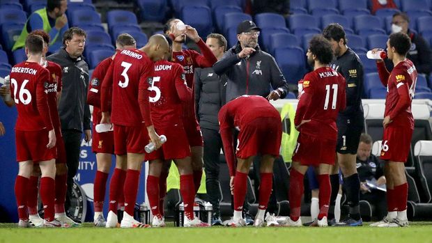 Liverpool's manager Jurgen Klopp talks with his players during a break in the English Premier League soccer match between Brighton and Liverpool at Falmer Stadium in Brighton, England, Wednesday, July 8, 2020. (AP Photo/Paul Childs,Pool)