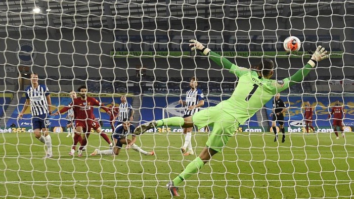 BRIGHTON, ENGLAND - JULY 08: Mohamed Salah of Liverpool scores his teams first goal during the Premier League match between Brighton & Hove Albion and Liverpool FC at American Express Community Stadium on July 08, 2020 in Brighton, England. Football Stadiums around Europe remain empty due to the Coronavirus Pandemic as Government social distancing laws prohibit fans inside venues resulting in all fixtures being played behind closed doors. (Photo by Daniel Leal Olivas/Pool via Getty Images)