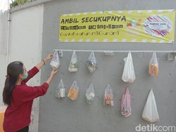 Bungkusan Sembako Gantung, Cara Warga di Kudus Berbagi Saat Pandemi