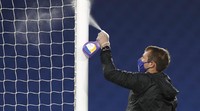Official pertandingan menyemprotkan disinfektan ke tiang gawang. AP Photo/Paul Childs,Pool.