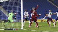 Di babak kedua, Salah mencetak gol keduanya pada menit ke-76. Laga berakhir dengan kemenangan Liverpool 3-1. AP Photo/Paul Childs,Pool.