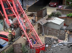 Video Crane di Inggris Roboh, 1 Orang Tewas