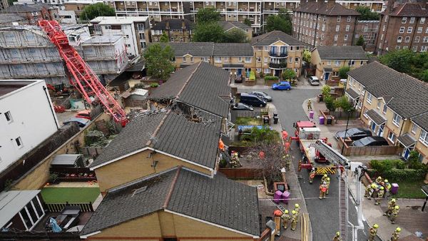 Crane Ambruk Timpa Rumah di Inggris