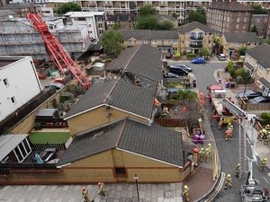 Crane Ambruk Timpa Rumah di Inggris Crane Ambruk Timpa Rumah di Inggris