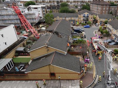 Crane Ambruk Timpa Rumah di Inggris