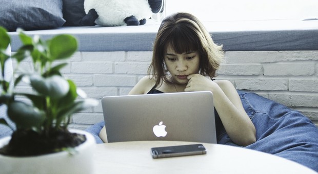 Obrolan lewat video conference lebih melelahkan dibanding tatap muka langsung karena kita harus bekerja lebih keras menafsirkan komunikasi nonverbal.