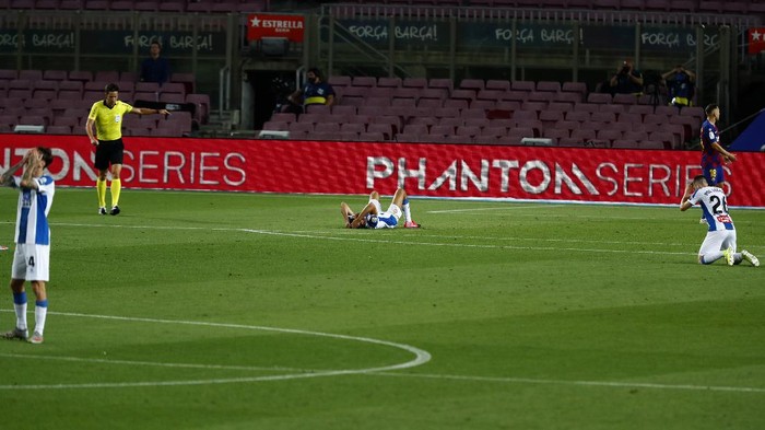 Espanyols players react during the Spanish La Liga soccer match between FC Barcelona and RCD Espanyol at the Camp Nou stadium in Barcelona, Spain, Wednesday, July 8, 2020. (AP Photo/Joan Monfort)