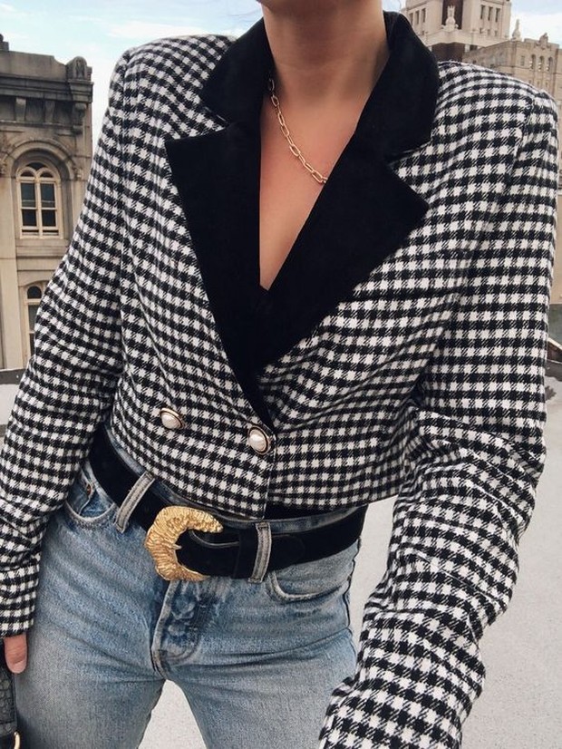 Modelnya mirip dengan reg blazers, namun lebih pendek.