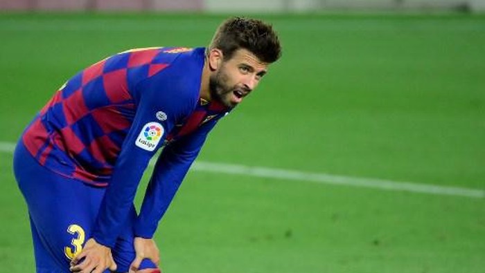 Barcelonas Spanish defender Gerard Pique bends over during the Spanish League football match between Barcelona and Espanyol at the Camp Nou stadium in Barcelona on July 8, 2020. (Photo by LLUIS GENE / AFP)