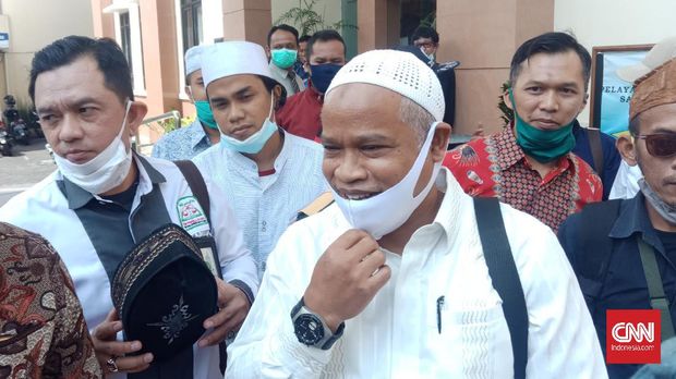 Tim kuasa hukum Habib Bahar bin Ali bin Smith (Bahar Smith) Ichwan Tuankotta di PTUN Bandung, 9 Juli 2020. (CNNIndonesia/Huyogo)