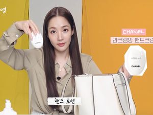 Intip Isi Tas Park Min Young, Ada Hand Cream Chanel Hingga Sisir Rp 2,4 Juta Intip Isi Tas Park Min Young, Ada Hand Cream Chanel Hingga Sisir Rp 2,4 Juta