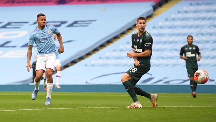 MANCHESTER, ENGLAND - JULY 08: Gabriel Jesus of Manchester City scores his sides first goal during the Premier League match between Manchester City and Newcastle United at Etihad Stadium on July 08, 2020 in Manchester, England. Football Stadiums around Europe remain empty due to the Coronavirus Pandemic as Government social distancing laws prohibit fans inside venues resulting in all fixtures being played behind closed doors. (Photo by Michael Regan/Getty Images)