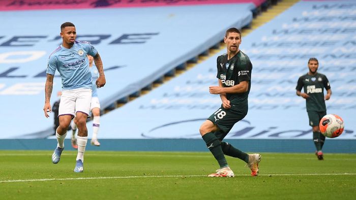 Man City vs Newcastle MANCHESTER, ENGLAND - JULY 08: Gabriel Jesus of Manchester City scores his sides first goal during the Premier League match between Manchester City and Newcastle United at Etihad Stadium on July 08, 2020 in Manchester, England. Football Stadiums around Europe remain empty due to the Coronavirus Pandemic as Government social distancing laws prohibit fans inside venues resulting in all fixtures being played behind closed doors. (Photo by Michael Regan/Getty Images)