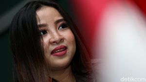Senyum Manis Melan Si Putri John Kei