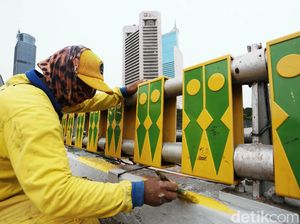 Pasukan Kuning Percantik Jembatan Dukuh Atas