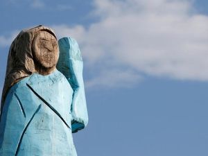 Patung Kayu Melania Trump Dibakar, Seniman Buka Suara Patung Kayu Melania Trump Dibakar, Seniman Buka Suara