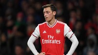Dilansir Daily Star, masih ada 5 pekerjaan rumah (PR) Arsenal lagi. Pertama, adalah soal masa depan Mesut Oezil yang belum jelas. Oezil sepertinya sudah tidak mendapat kepercayaan dari manajer Mikel Arteta, tapi masalahnya pemain asal Jerman itu cukup menguras keuangan klub dengan gajinya yang besar (Getty Images/Shaun Botterill)