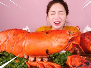 Langsung Kenyang! Mukbang Lobster Raksasa Seberat 7,5 Kilogram