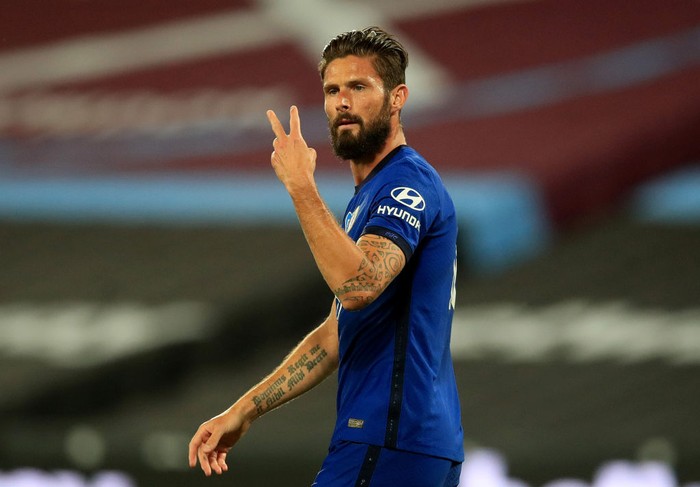 LONDON, ENGLAND - JULY 01: Olivier Giroud of Chelsea gestures during the Premier League match between West Ham United and Chelsea FC at London Stadium on July 01, 2020 in London, England. Football Stadiums around Europe remain empty due to the Coronavirus Pandemic as Government social distancing laws prohibit fans inside venues resulting in all fixtures being played behind closed doors. (Photo by Adam Davy/Pool via Getty Images)