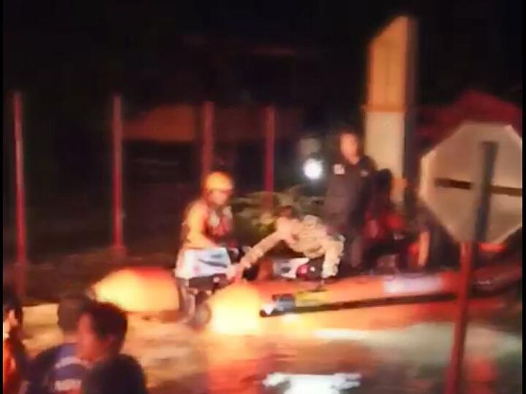 Banjir Rendam Luwu Sulsel, Warga Terdampak Mulai Dievakuasi Banjir Rendam Luwu Sulsel, Warga Terdampak Mulai Dievakuasi