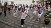 Serunya Emak-emak Ikutan Flash Mob di Museum Bahari