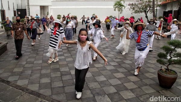 Serunya Emak-emak Ikutan Flash Mob di Museum Bahari